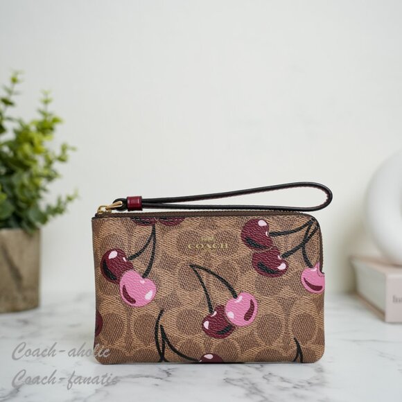 NWT Coach CZ450 Corner Zip Wristlet In Signature Canvas With Cherry Print - Picture 1 of 7